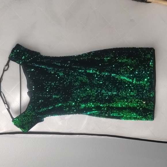 Formal dresses - Picture 4 of 5